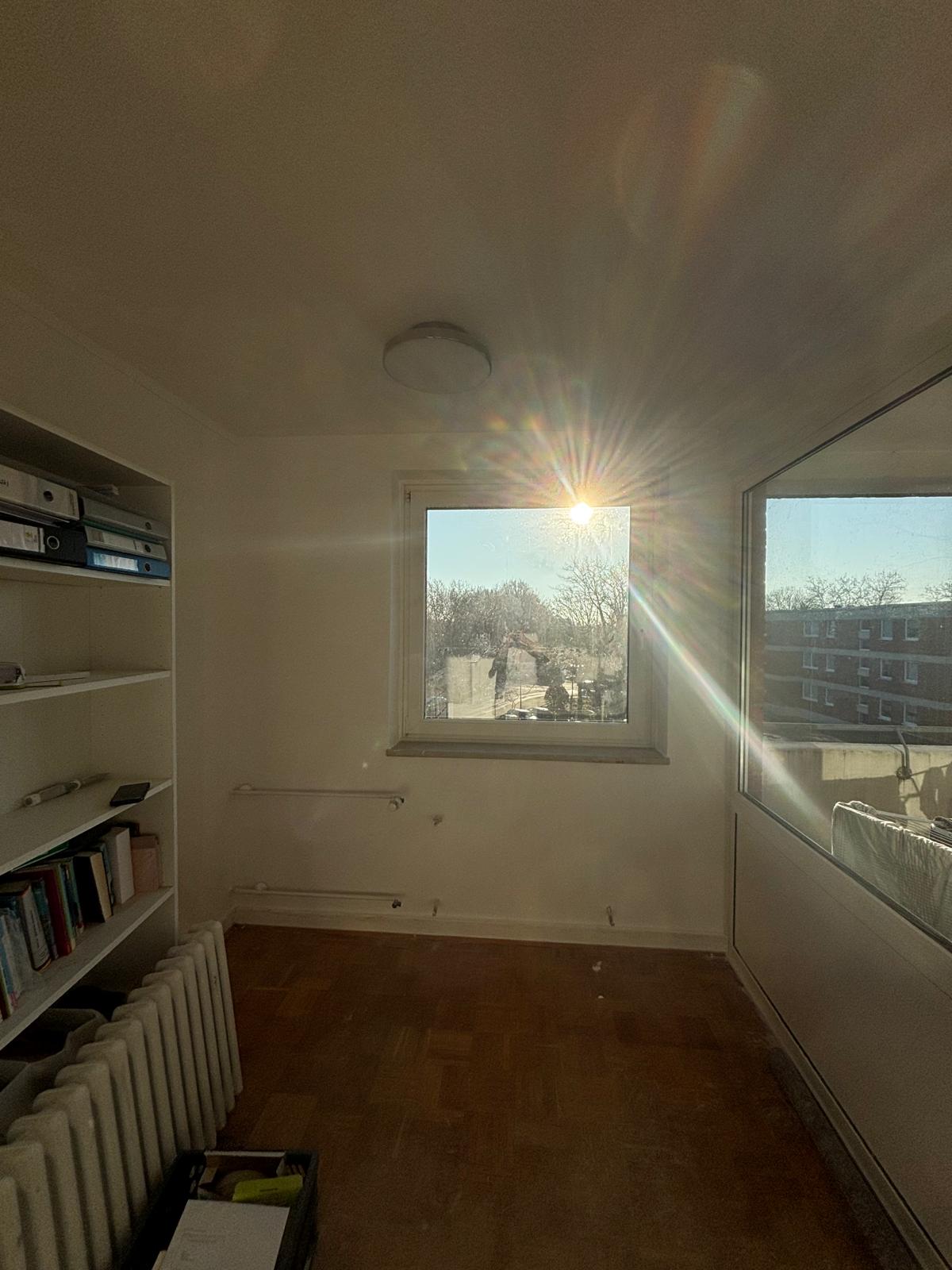 Fertig gestrichenes Arbeitszimmer – saubere Malerarbeit