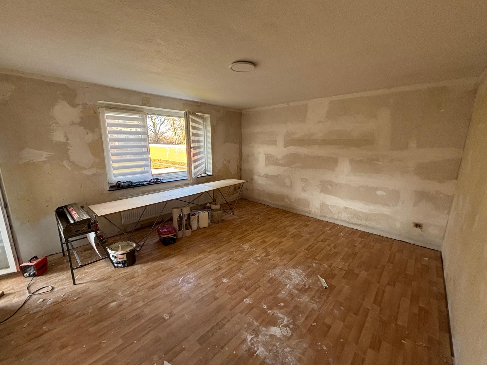 Raum vor der Renovierung – alte Wände